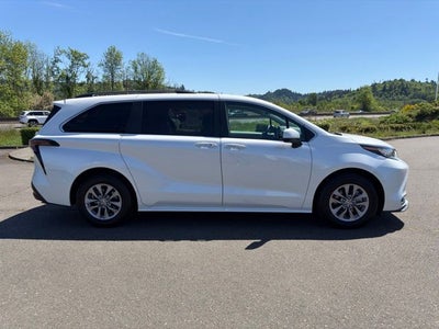 2023 Toyota Sienna XLE 8 Passenger