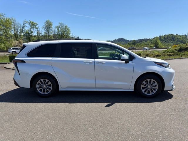 2023 Toyota Sienna XLE 8 Passenger