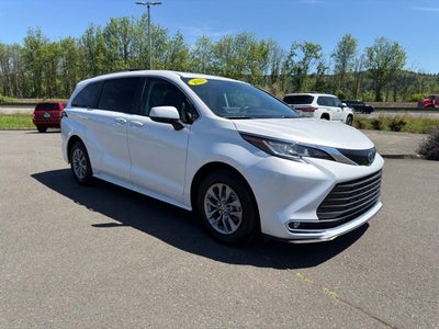 2023 Toyota Sienna XLE 8 Passenger