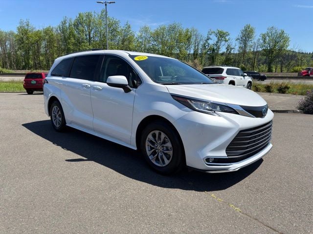 2023 Toyota Sienna XLE 8 Passenger