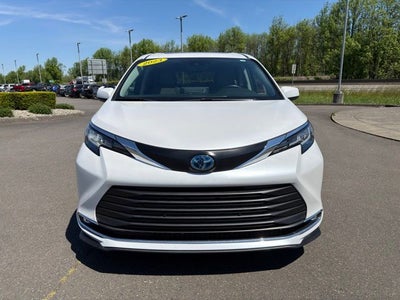 2023 Toyota Sienna XLE 8 Passenger