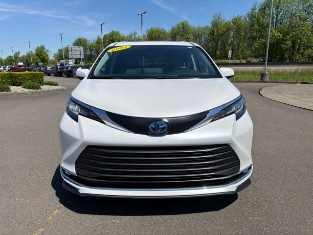 2023 Toyota Sienna XLE 8 Passenger