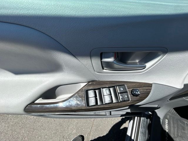 2017 Toyota Sienna XLE 8 Passenger