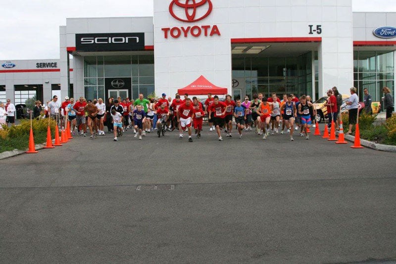 I5 Back to School Dash contestants at starting line